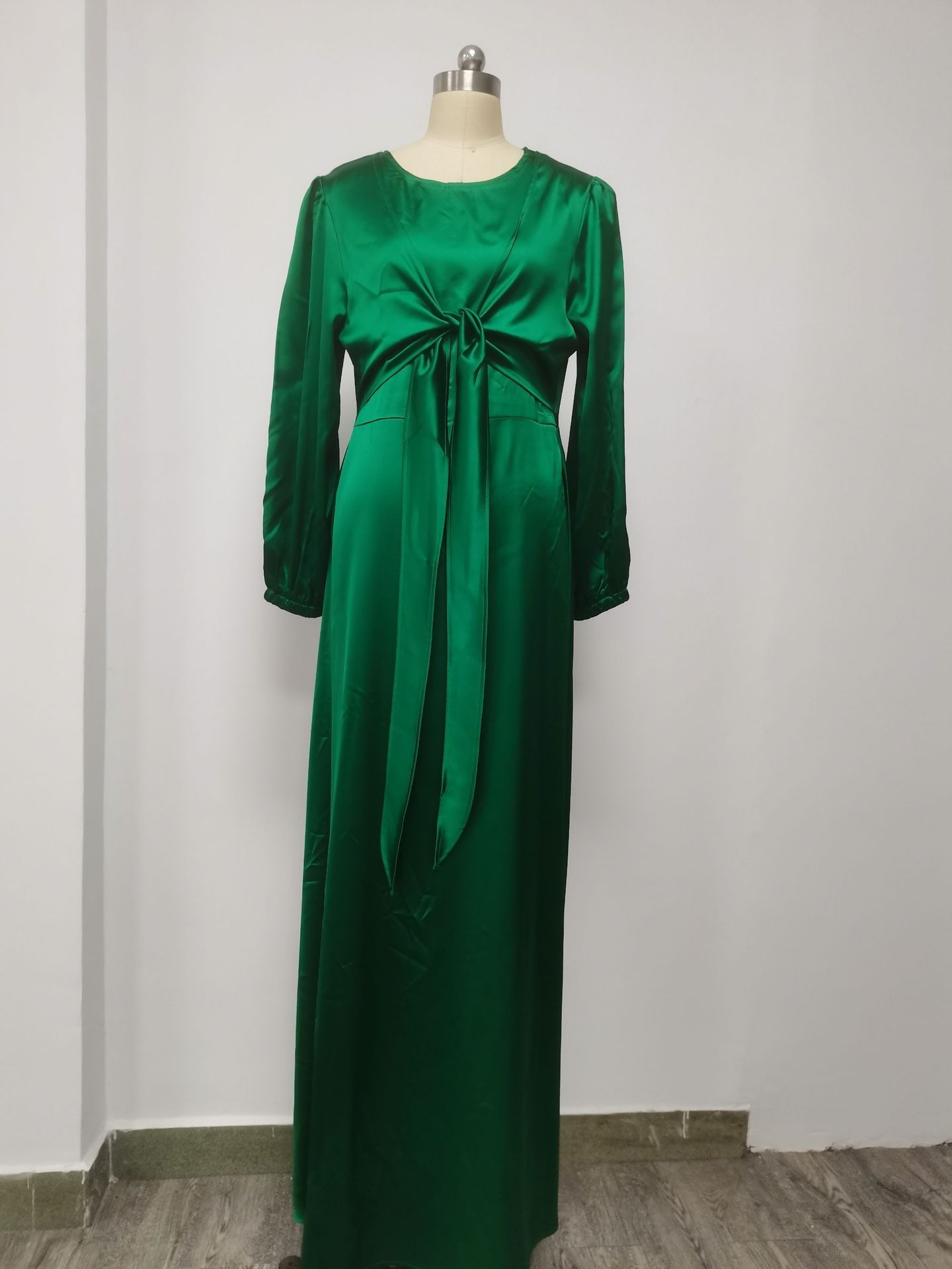 Robe longue en satin – Image 3