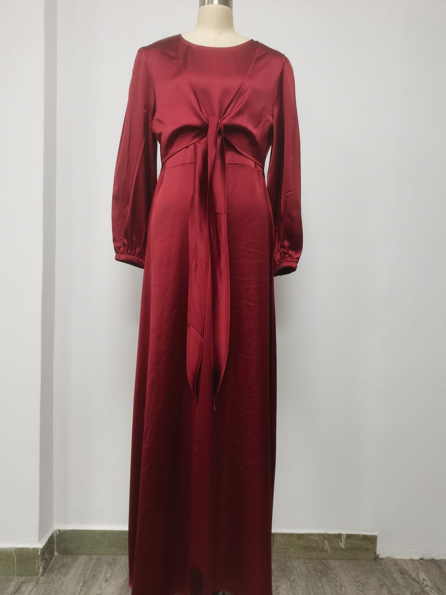 Robe longue en satin – Image 4