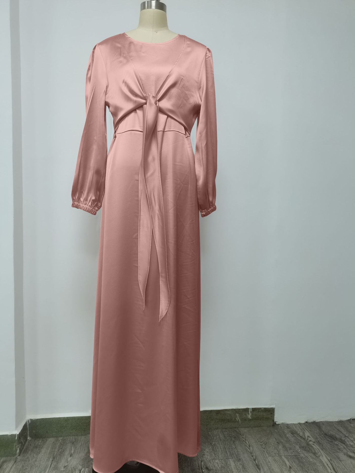 Robe longue en satin – Image 8