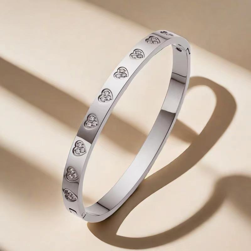 Bracelet romantique en acier titane et diamants pour femme – Image 3