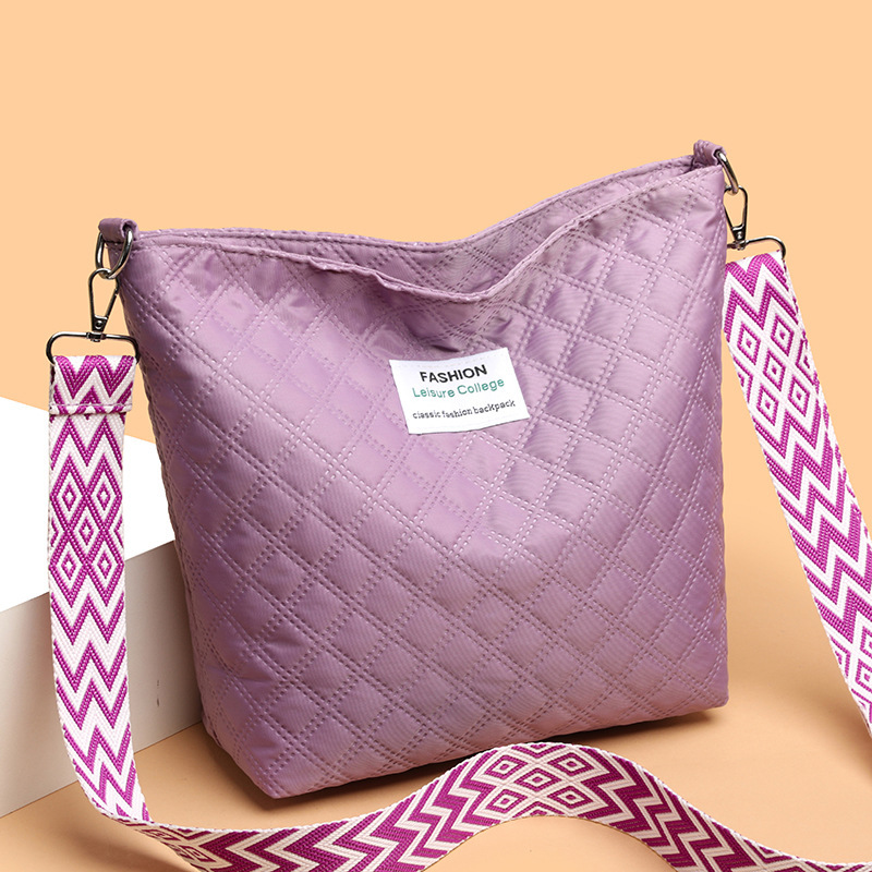 Sac à bandoulière matelassé tendance avec texture en treillis de diamant et grande capacité – Image 4