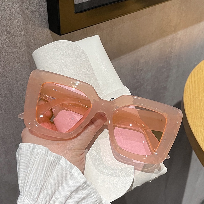 Monture noire oversize pour une touche sophistiquée – Image 6