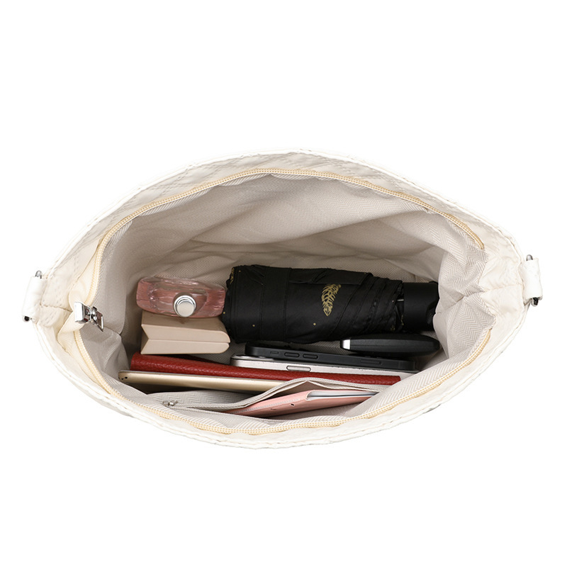 Sac à bandoulière matelassé tendance avec texture en treillis de diamant et grande capacité – Image 3