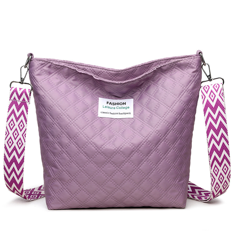 Sac à bandoulière matelassé tendance avec texture en treillis de diamant et grande capacité – Image 8