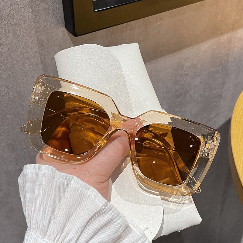 Monture noire oversize pour une touche sophistiquée – Image 7